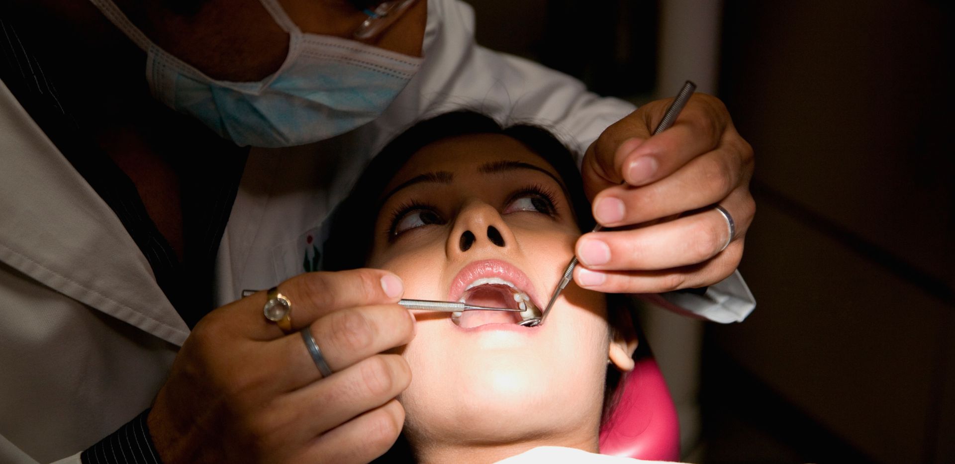 Pacjentka podczas wizyty u dentysty na badaniu jamy ustnej.