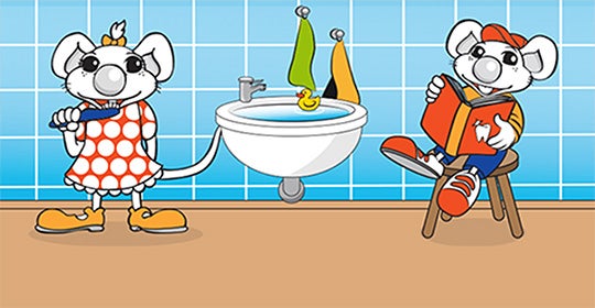 Dve roztomilé kreslené myšky vykonávajúce dentálnu hygienu v kúpeľni.