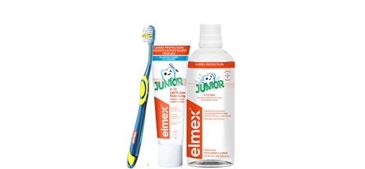 Produkty ústnej hygieny Elmex Junior pre deti: zubná kefka, zubná pasta a ústna voda.
