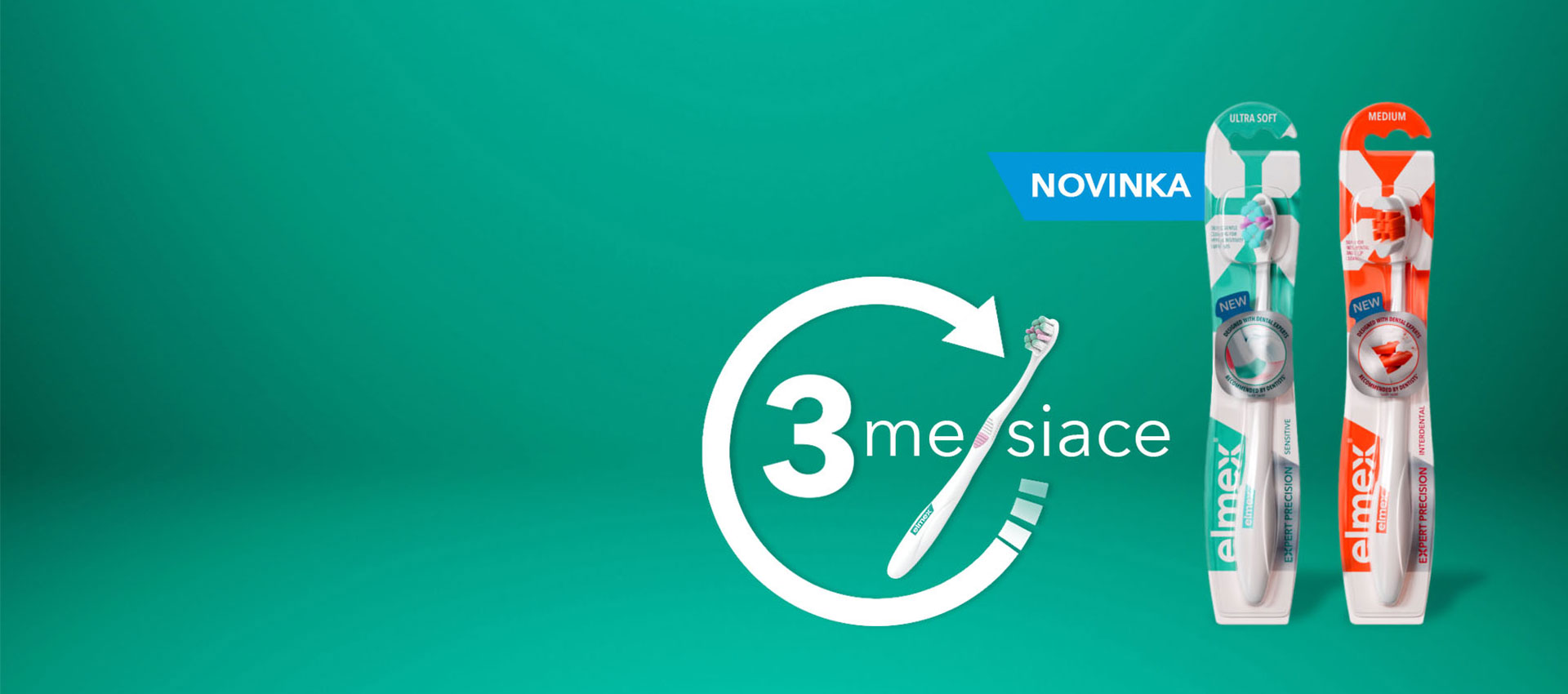 Pacientka s úsmevom komunikuje s dentálnou hygieničkou.