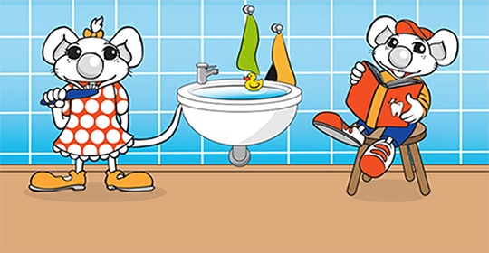 Dve roztomilé kreslené myšky vykonávajúce dentálnu hygienu v kúpeľni.