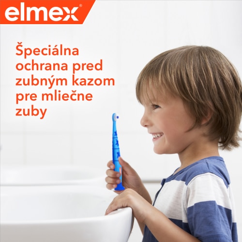 Chlapček čistiaci si zuby pred umývadlom s popisom: Špeciálna ochrana pred zubným kazom pre mliečne zuby 