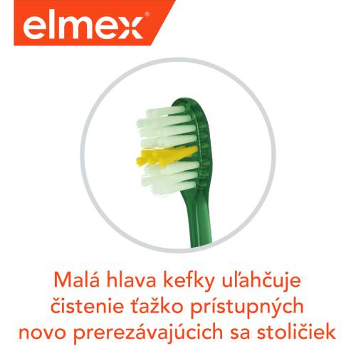 Zelená zubná kefka s malou hlavou a žltými a bielymi štetinkami.